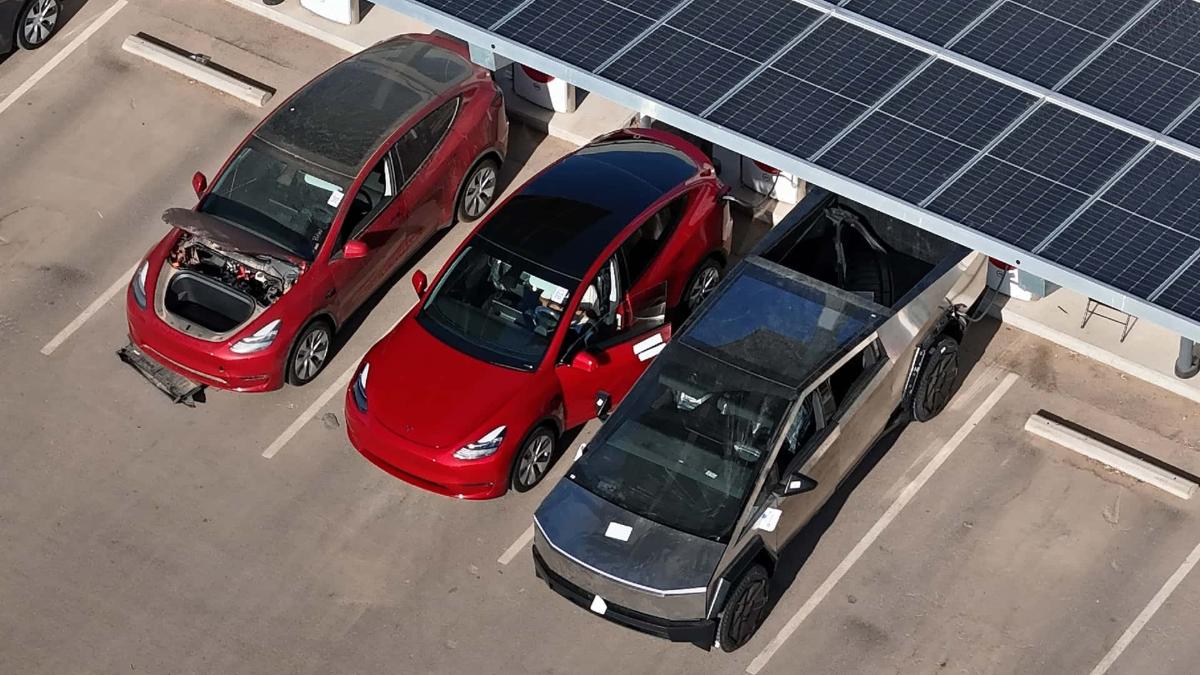 Первый собранный экземпляр пикапа Tesla Cybertruck заметили на парковке в Техасе 