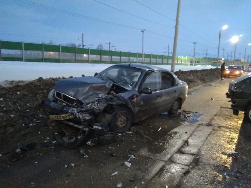 В Сызрани после столкновения автомобили раскидало по трассе
