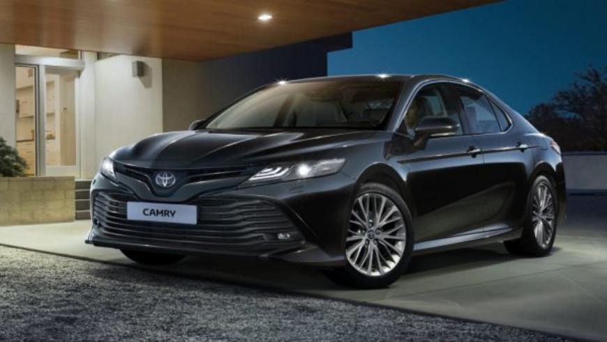 Новую Toyota Camry с мотором V6 осыпали эпитетами 