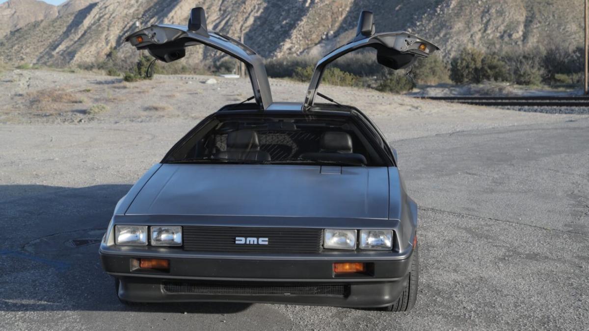 В Красноярске продаётся автомашина DeLorean из фильма «Назад в будущее» за 8,5 млн