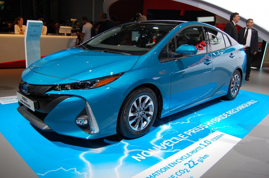 Toyota_Prius_Plug-in_Hybrid_-_Paris_Motor_Show_2016_01.jpg