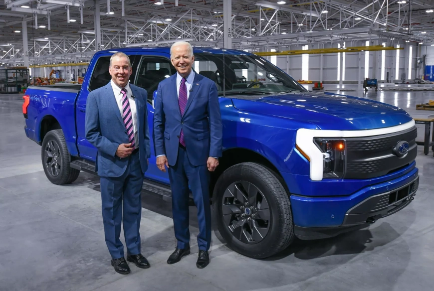 2022-Ford-F-150-Lightning-Biden.webp