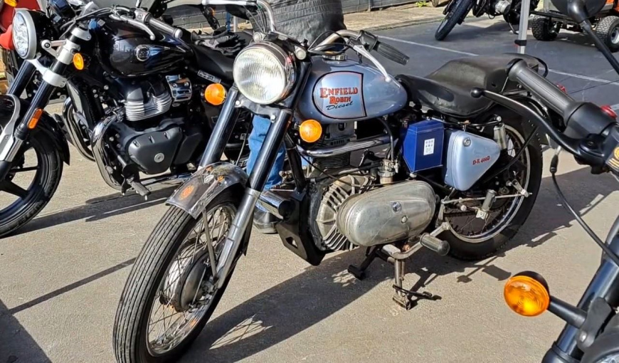 moto_Royal_Enfield_na_stoyanke.jpg