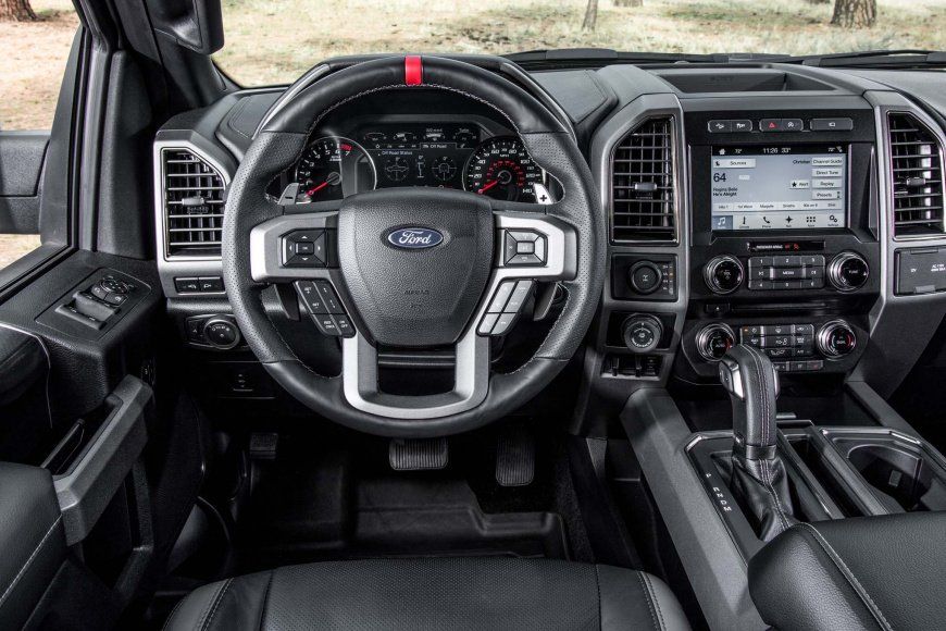 2017-Ford-F-150- -cockpit.jpg