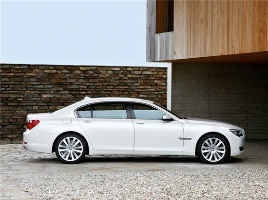 белый BMW 7 series