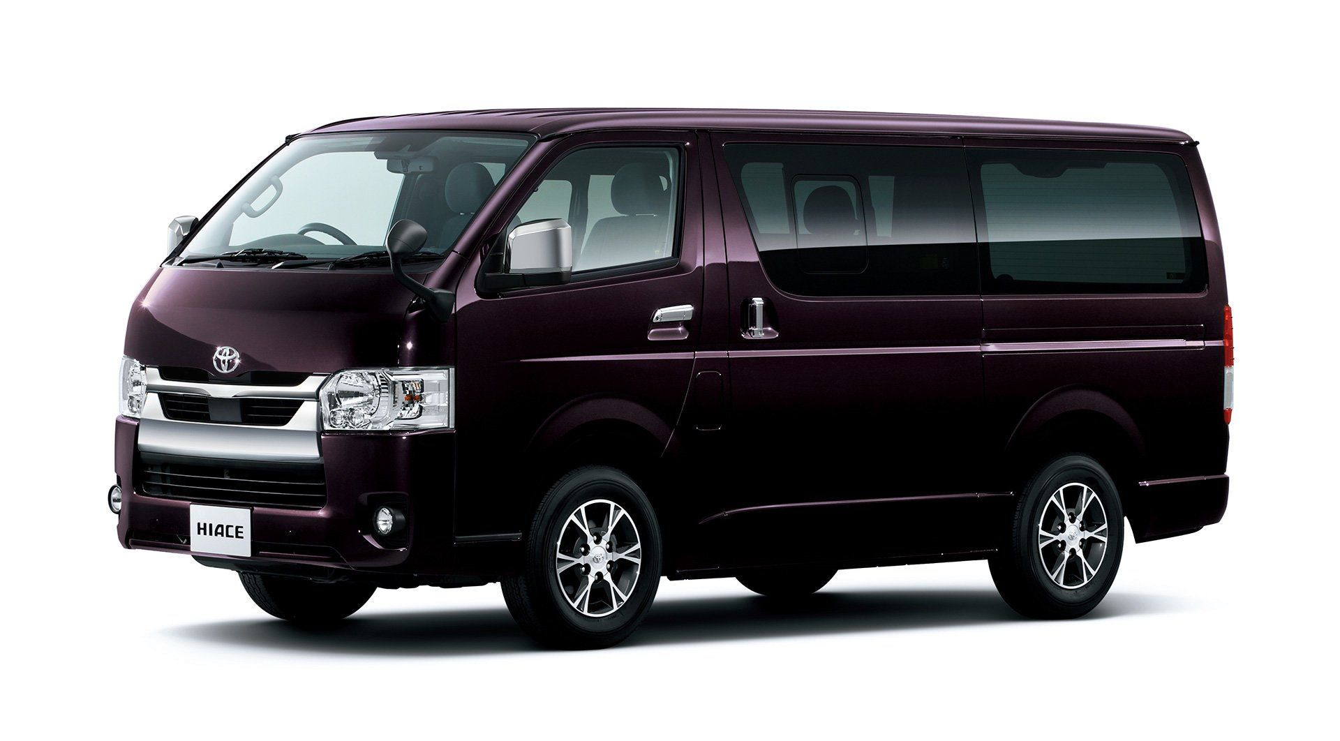 Фургон Toyota Hiace стал безопаснее