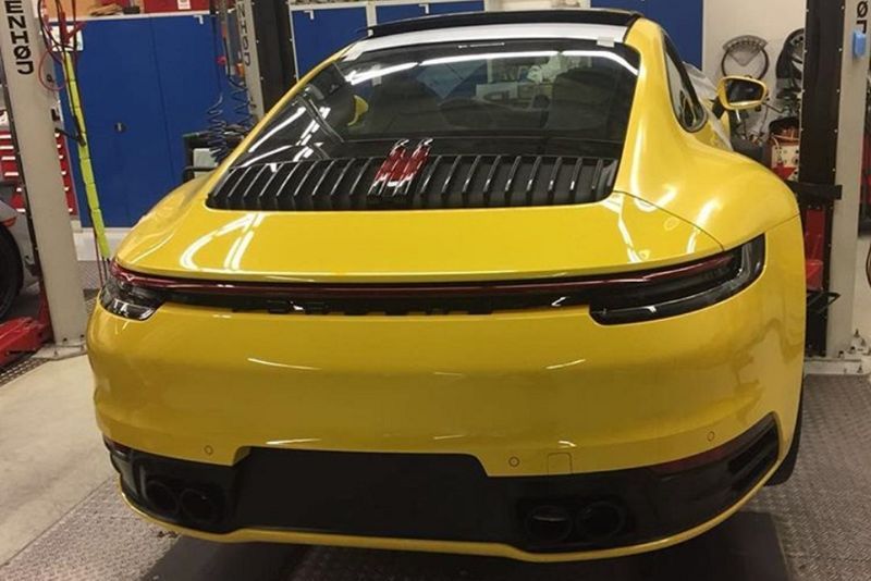 Задняя часть нового поколения спортивного купе Porsche 911 