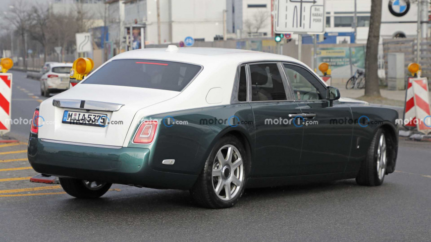 rolls-royce-phantom-facelift-spy-photo (1).jpg