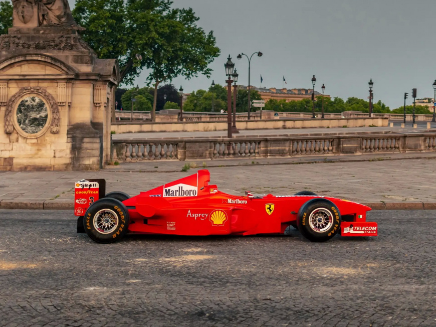 1998-Ferrari-F300-Formula-1-Schumacher-4.jpg