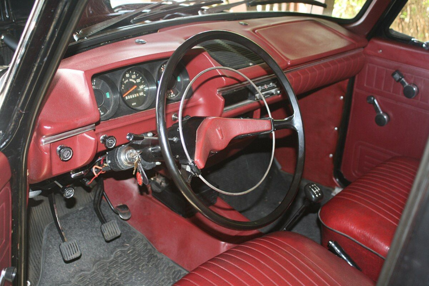 Moskvich_412_salon.jpg