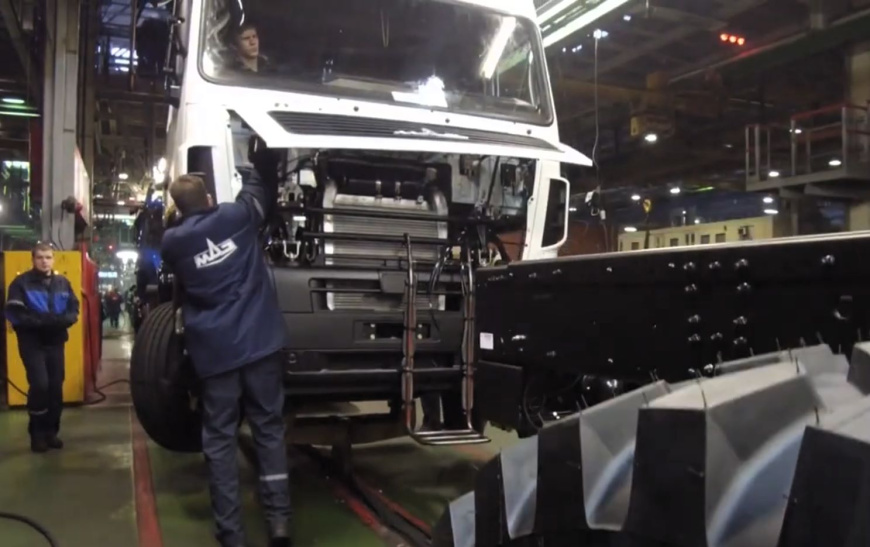 ustanovka_motora_v_maz.jpg ustanovka_motora_v_maz.jpg