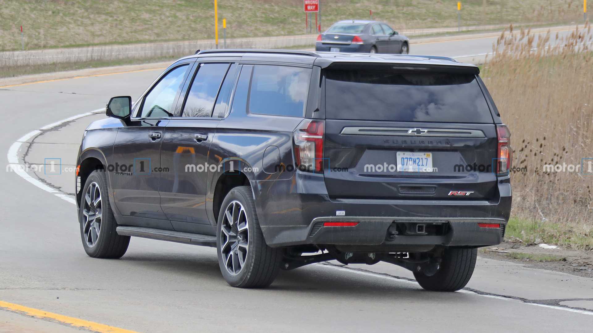 2021-chevrolet-suburban-rst-spy-shots (2).jpg