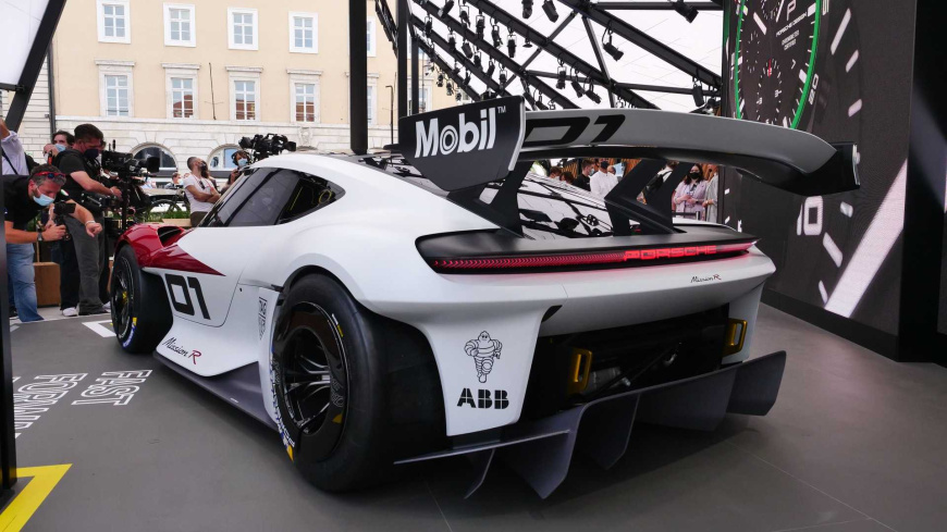 live-photos-of-porsche-mission-r-from-iaa-2021 (1).jpg