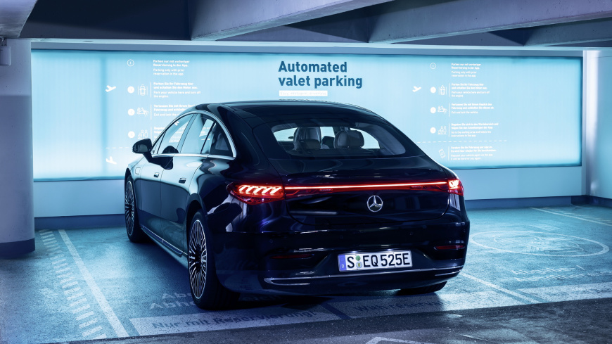 2022-Mercedes-EQS-automated-parking-5.jpg