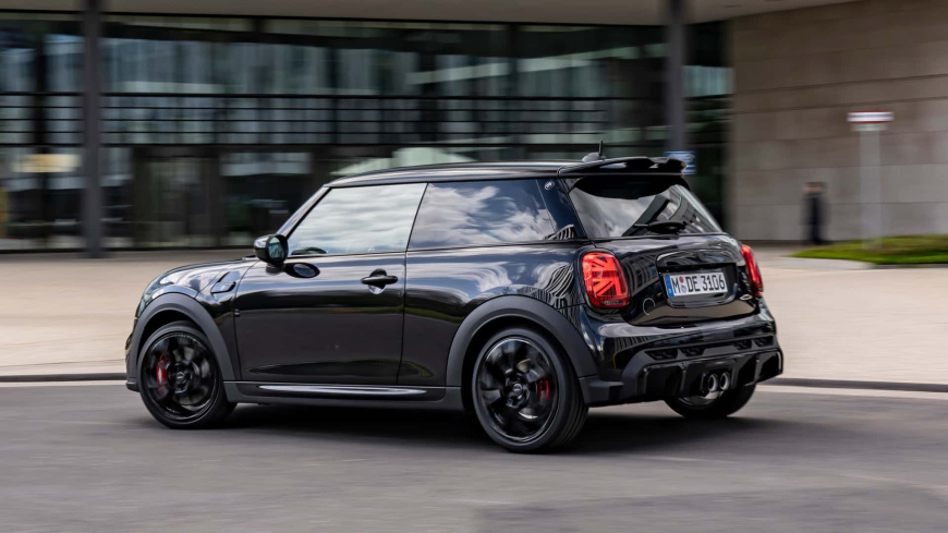 mini-john-cooper-works-1to6-edition (2).jpg