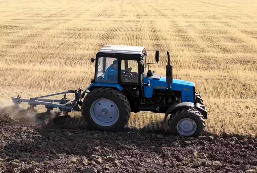 traktor_pashet_v_pole.jpg