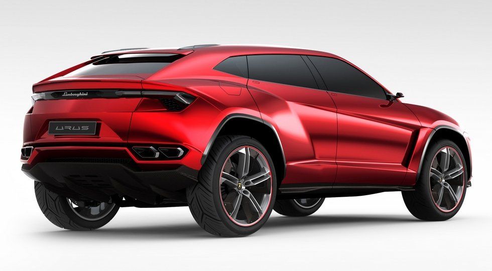 Итальянский кроссовер Lamborghini Urus вид сзади