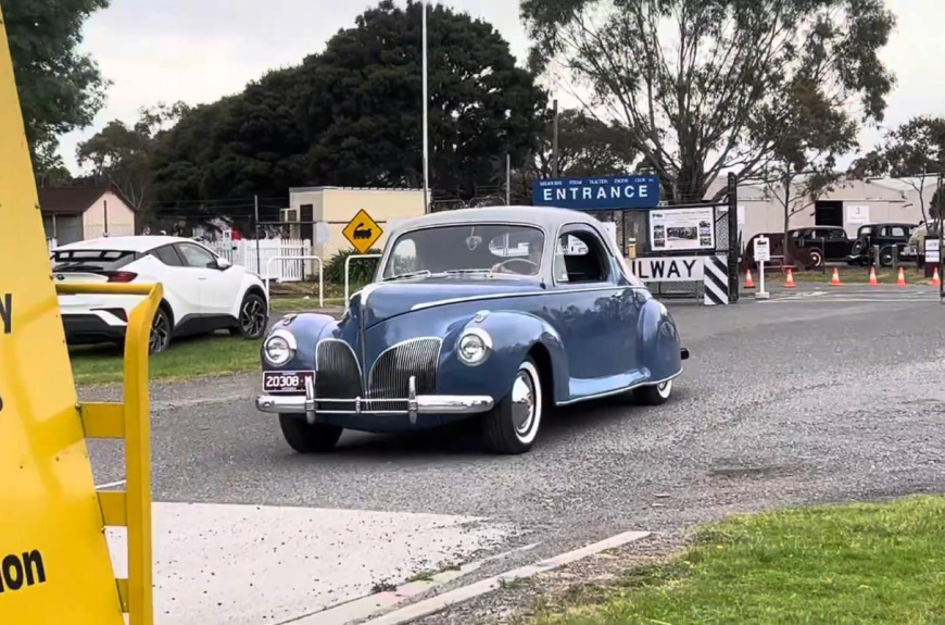 Lincoln-Zephyr-1936.jpg Lincoln-Zephyr-1936.jpg