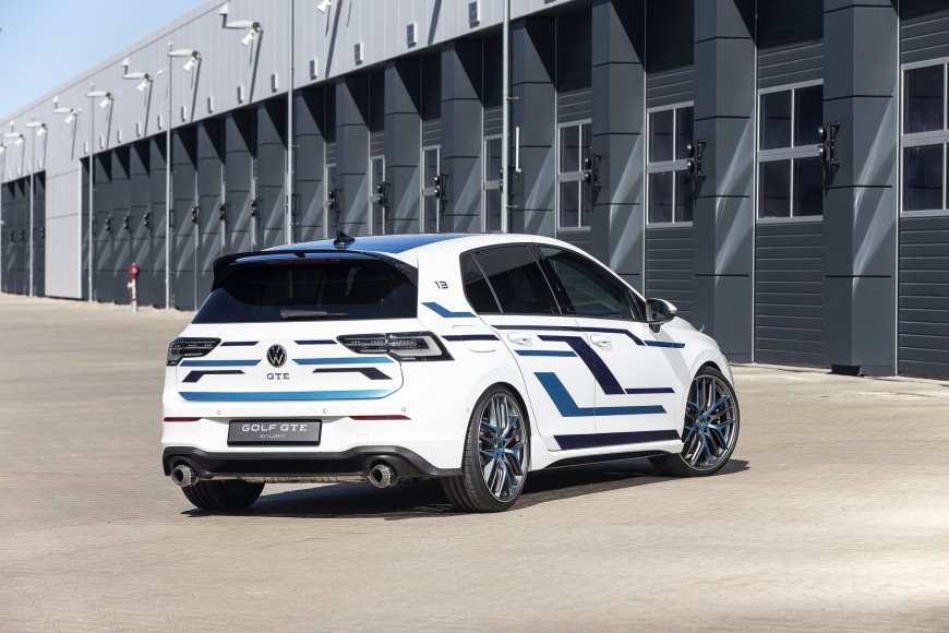 2021-Volkswagen-Golf-GTE-Skylight-2.jpg