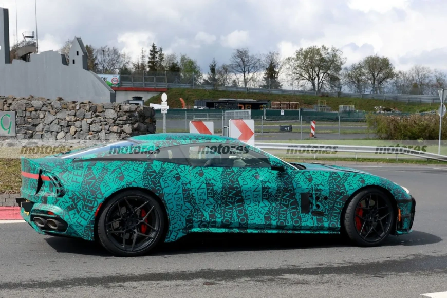 Готовясь к соревнованию с Ferrari, на тесты вышел британский суперкар Aston Martin Vanquish.