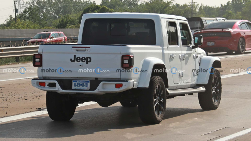 2024-jeep-gladiator-rear-view-spy-photo.jpg