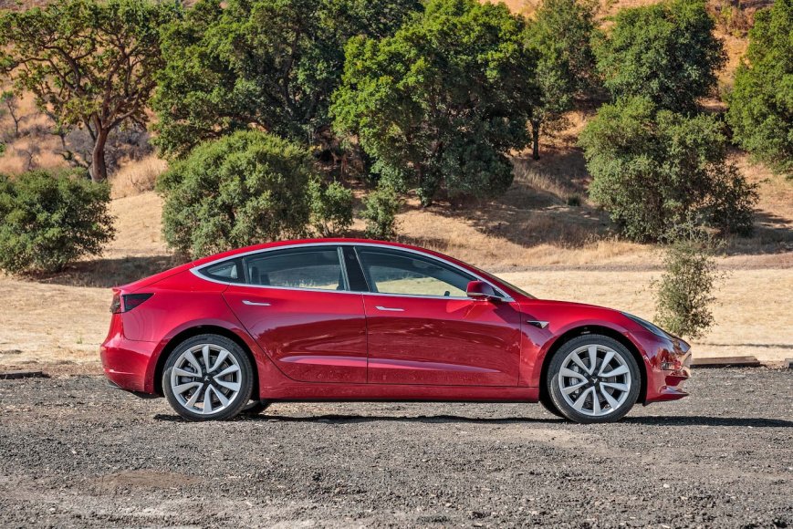 Tesla-Model-3-side-profile.jpg