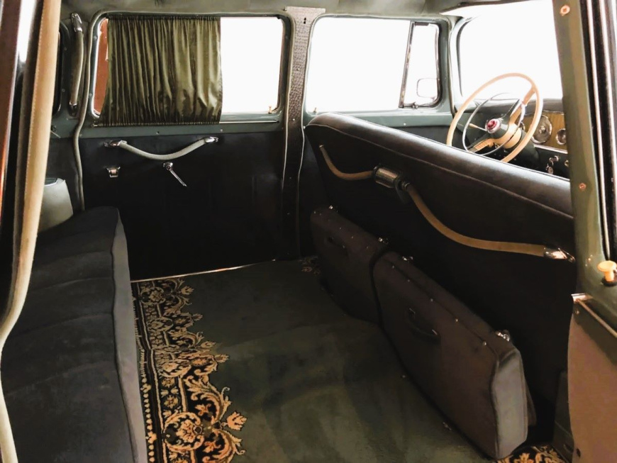 gaz-13-salon.jpg gaz-13-salon.jpg