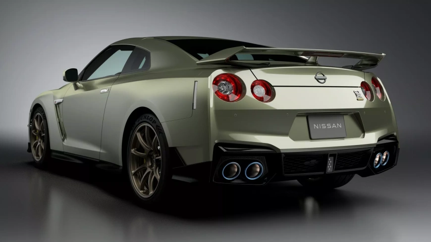 2024-Nissan-GT-R-29.webp