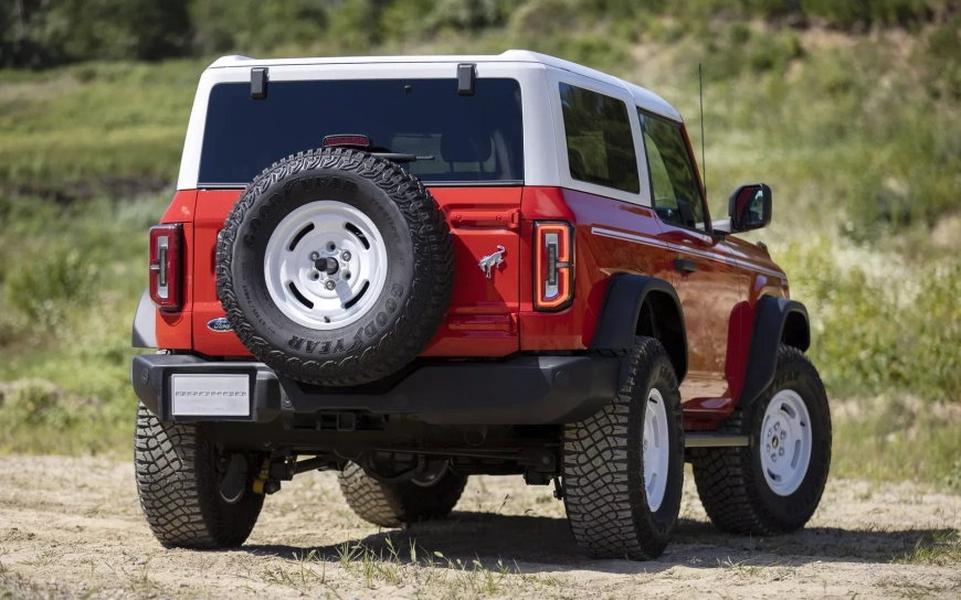 2023-Ford-Bronco-Heritage-Edition_Race-Red-3.webp