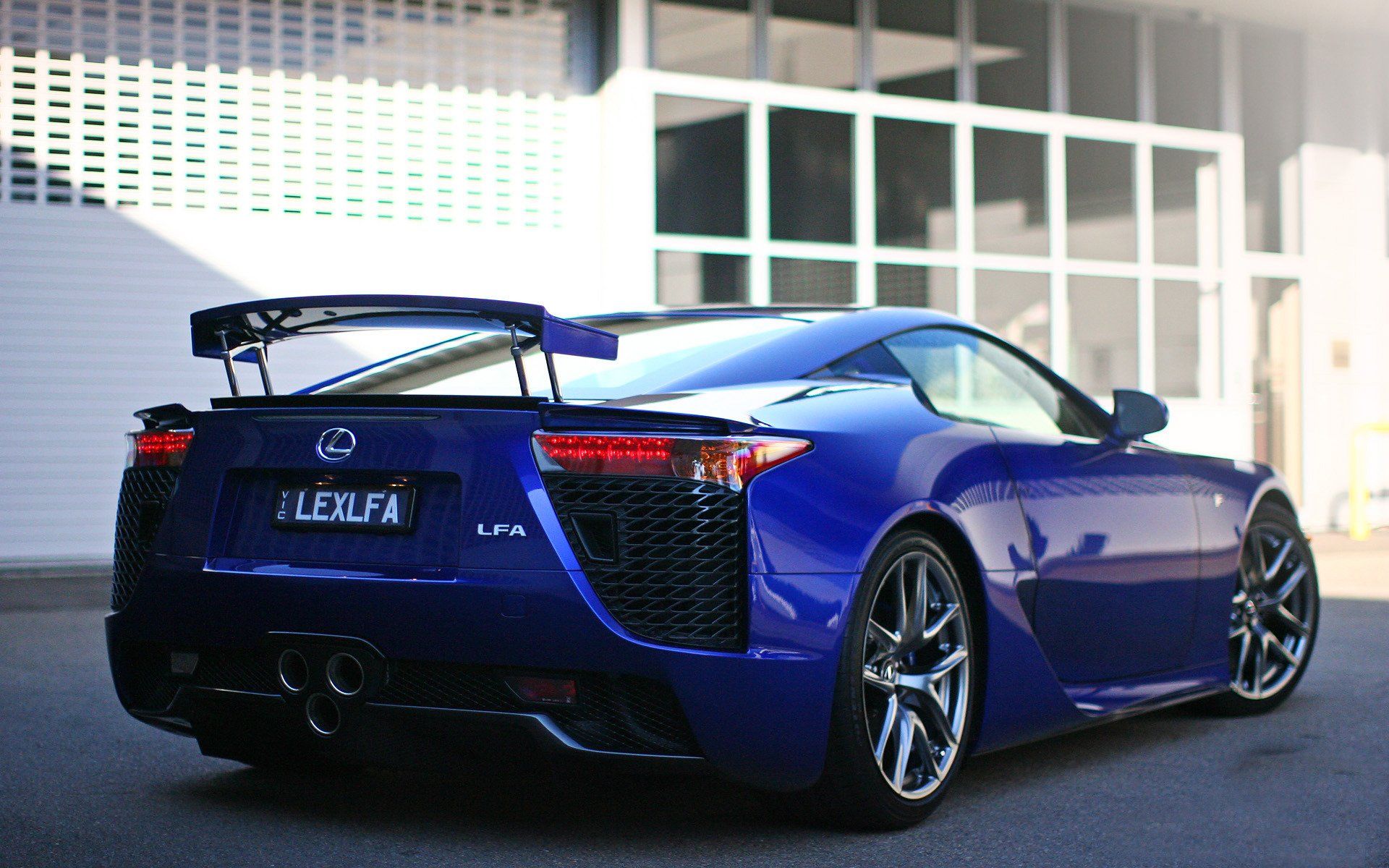 Послушайте, как спорткар Lexus LFA Nurburgring Edition «рычит» своим мощным  V10