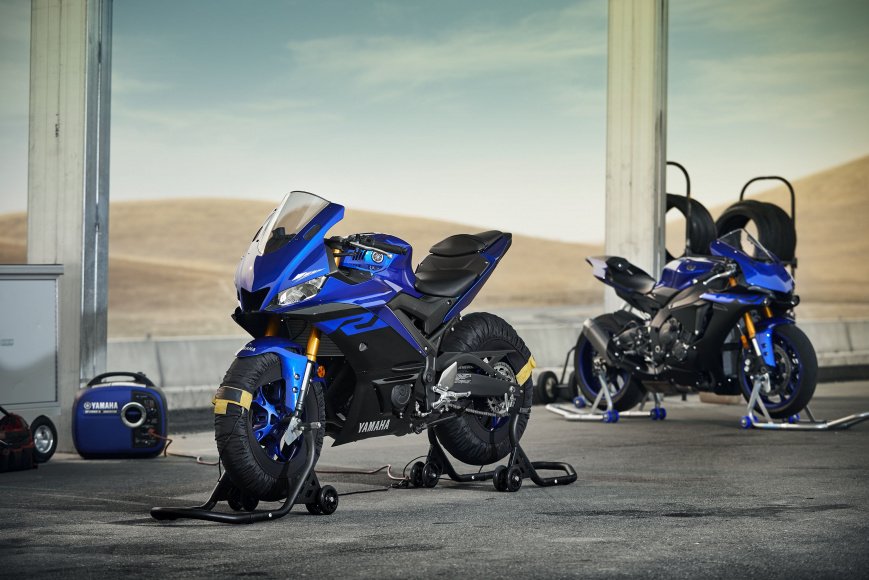 101118-2019-Yamaha_YZF-R3_Team-Yamaha-Blue_Lifestyle01_0021.jpg