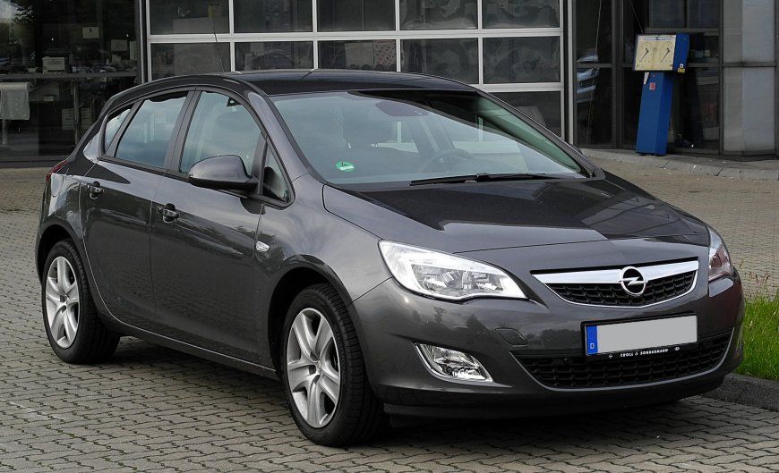 Opel_Astra_(J)_–_Frontansicht,_21._Juni_2011,_Heiligenhaus.jpg