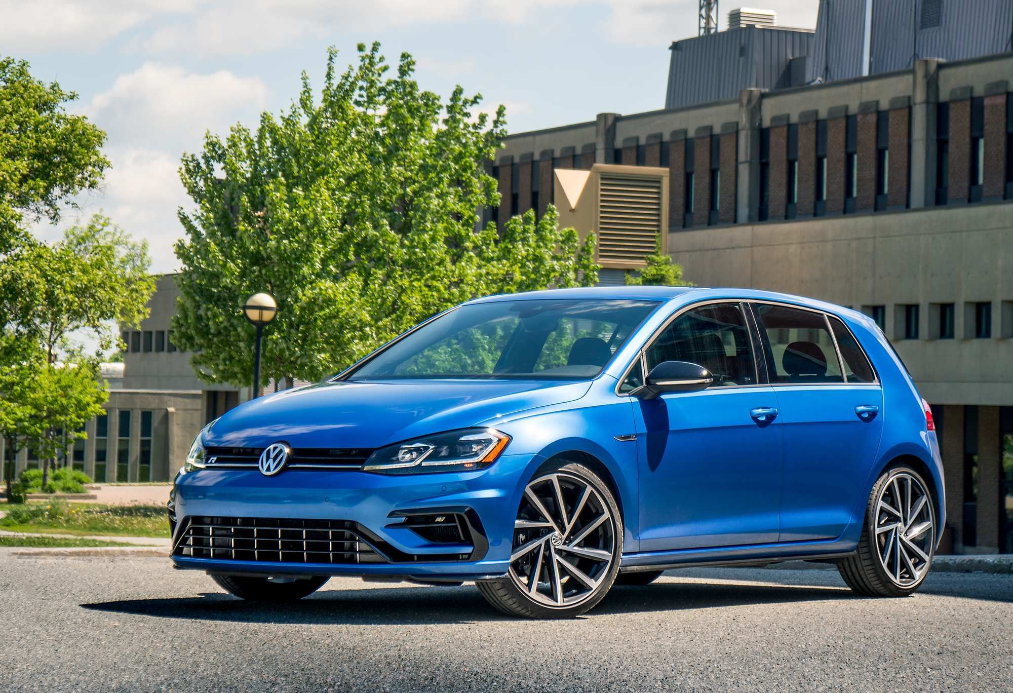 Прототип обновленного VW Golf R 2021 «попался» без камуфляжа