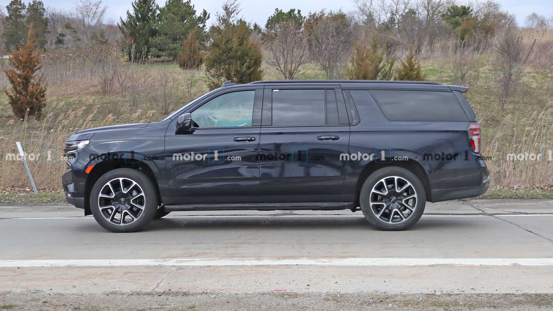 2021-chevrolet-suburban-rst-spy-shots (1).jpg