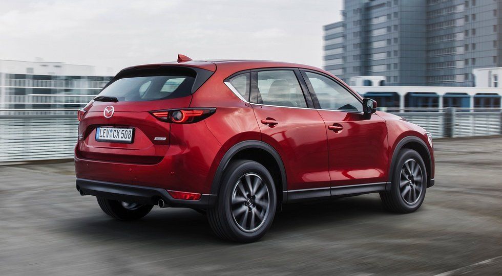 Новое поколение кроссовера Mazda CX-5 вид сзади