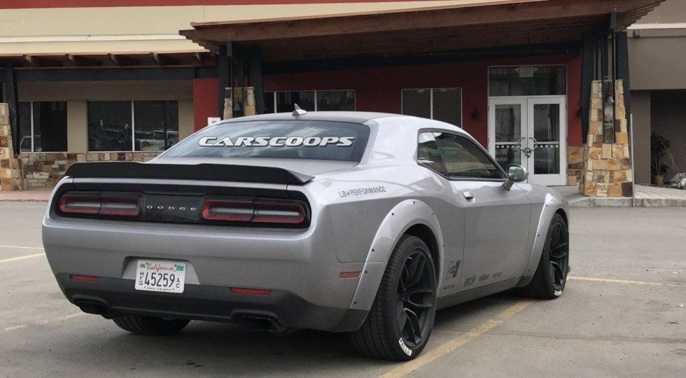 Спортивное купе Dodge Challenger Demon вид сзади