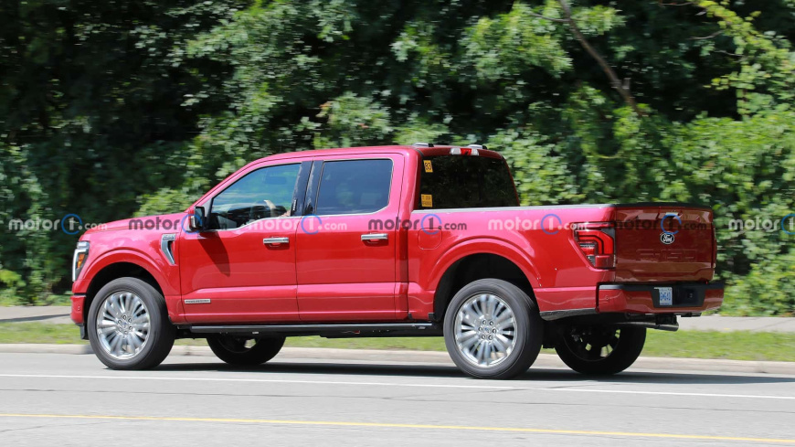 refreshed-ford-f-150-platinum-spy-shots (1).jpg