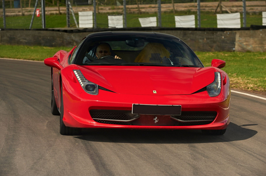 2010-Ferrari-458-Italia-2.jpg