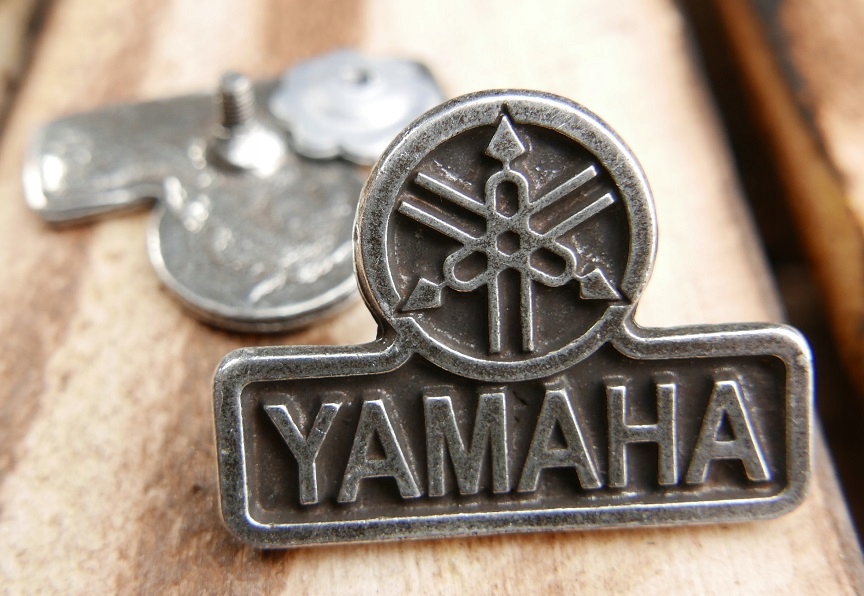 Yamaha-Logo-Znaczek-Blacha-Wpinka-Pin.jpg