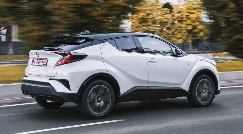 Субкомпактный кроссовер Toyota C-HR: вид сзади