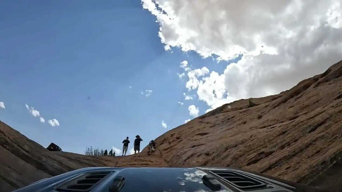 Вид из салона: внедорожник Jeep Wrangler "карабкается" по почти отвесной скале 