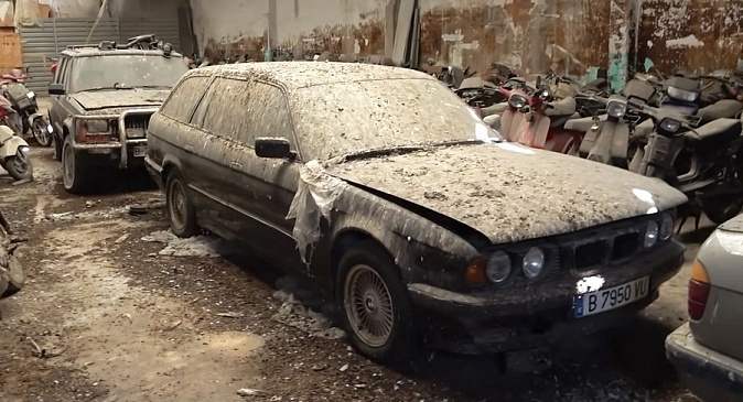 Заброшенный дилерский центр BMW в Испании сохранил пыльные сокровища автоспорта
