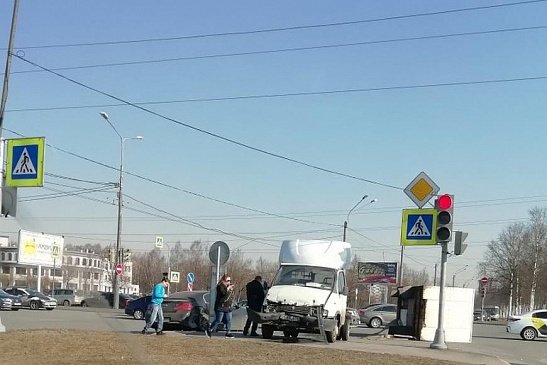 В Петербурге иномарка снесла фургон "ГАЗели"