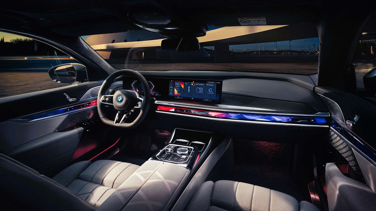 У нового седана BMW 7 Series громкая стереосистема с бриллиантами в динамиках