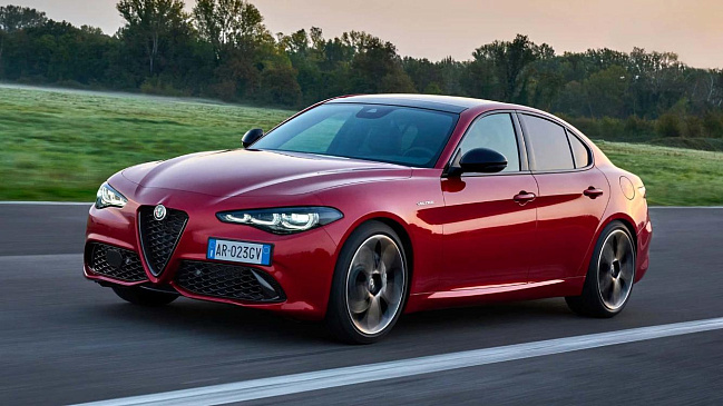 Итальянские седаны Alfa Romeo Giulias сейчас сильно подешевели 