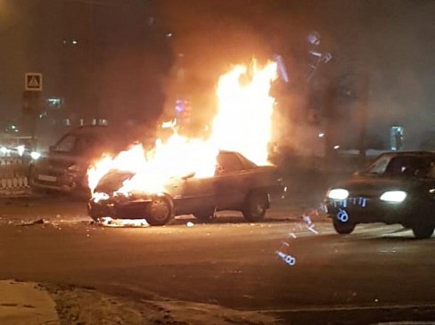 В Екатеринбурге автомобиль загорелся после аварии