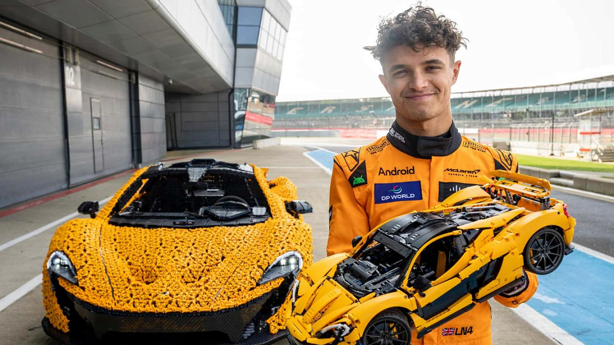 Гонщик Ландо Норрис проезжает круг на McLaren P1, сделанном из кубиков Lego