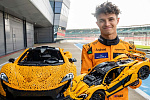 Гонщик Ландо Норрис проезжает круг на McLaren P1, сделанном из кубиков Lego