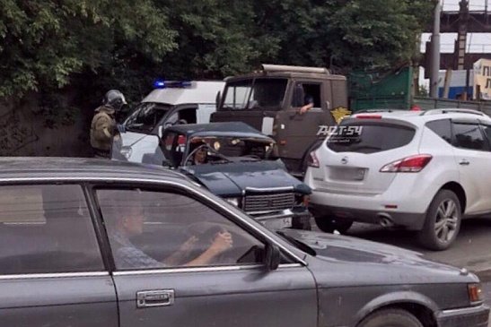 В массовом ДТП в Новосибирске пассажирку зажало в авто