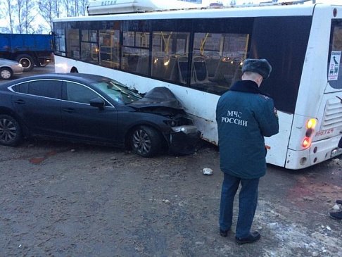Во Владимире легковушка протаранила автобус